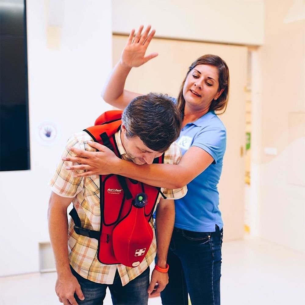 Entrenador antiasfixia Act+Fast™ Versión con almohadilla para palmadas en la espalda - Imagen 4